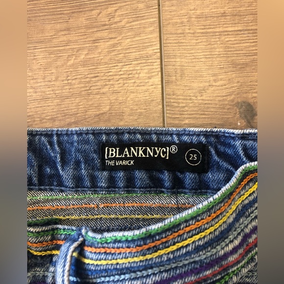 BLANKNYC STYLISH CROPPED EXPOSED BUTTONS RAINBOW WAIST BAND IN SIZE 25 - Picture 13 of 14